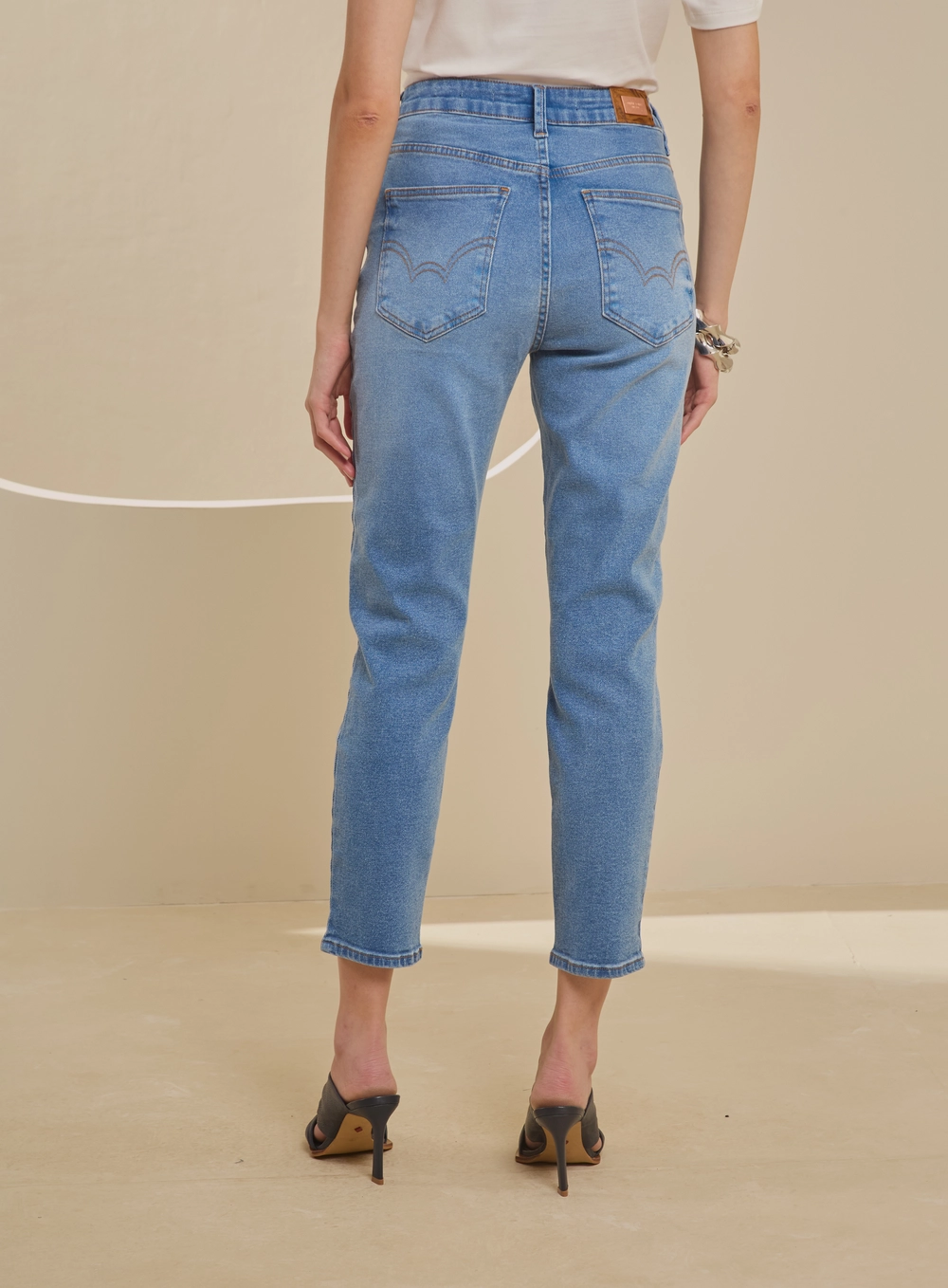 Calça Jeans Ajustada Cropped - Lola Stretch Índigo 2