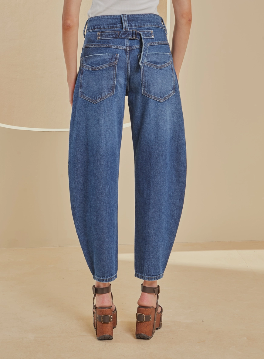 Calça Jeans Barrel Cropped Estonada Com Recortes Índigo 2