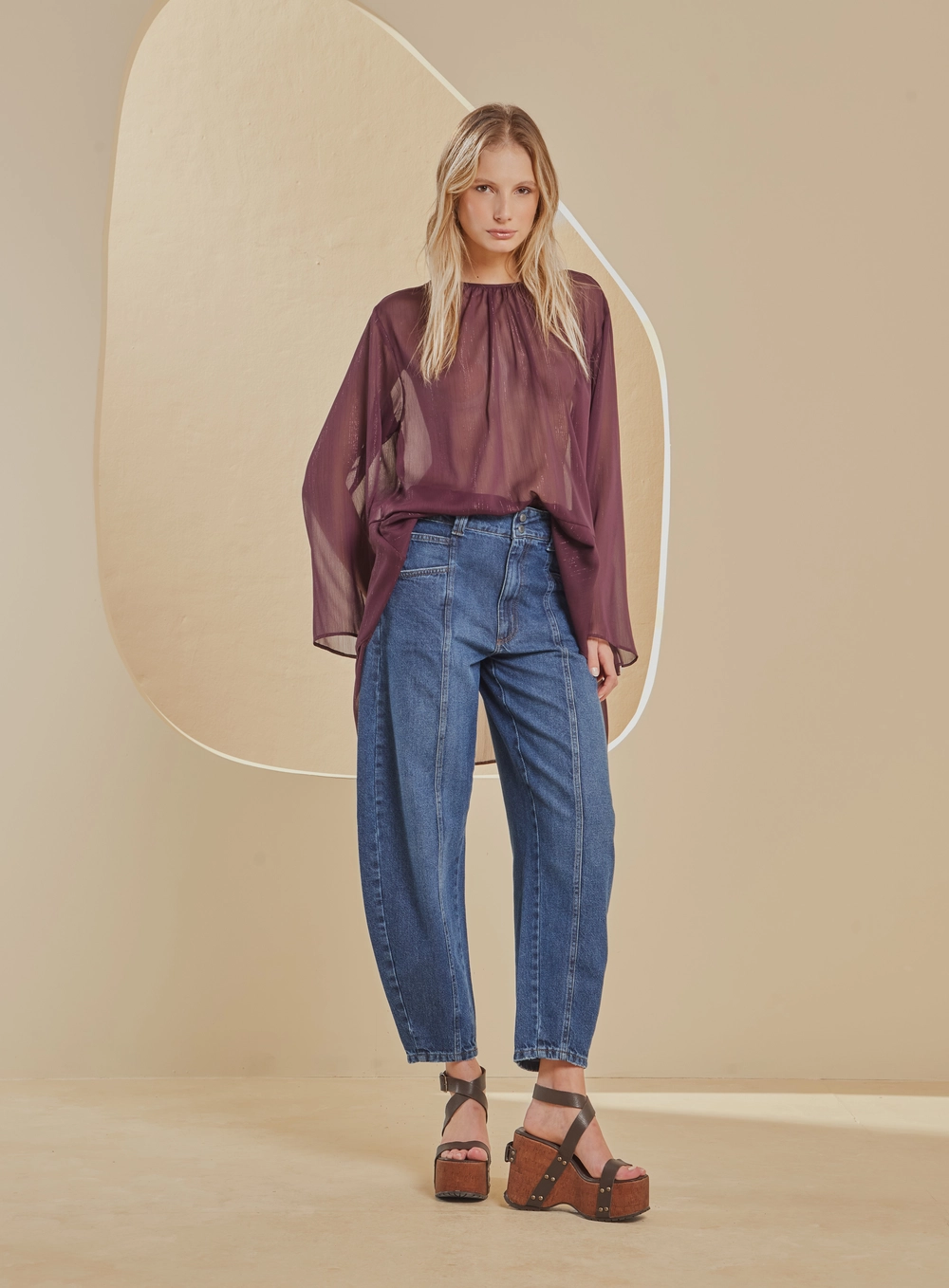 Calça Jeans Barrel Cropped Estonada Com Recortes Índigo 1