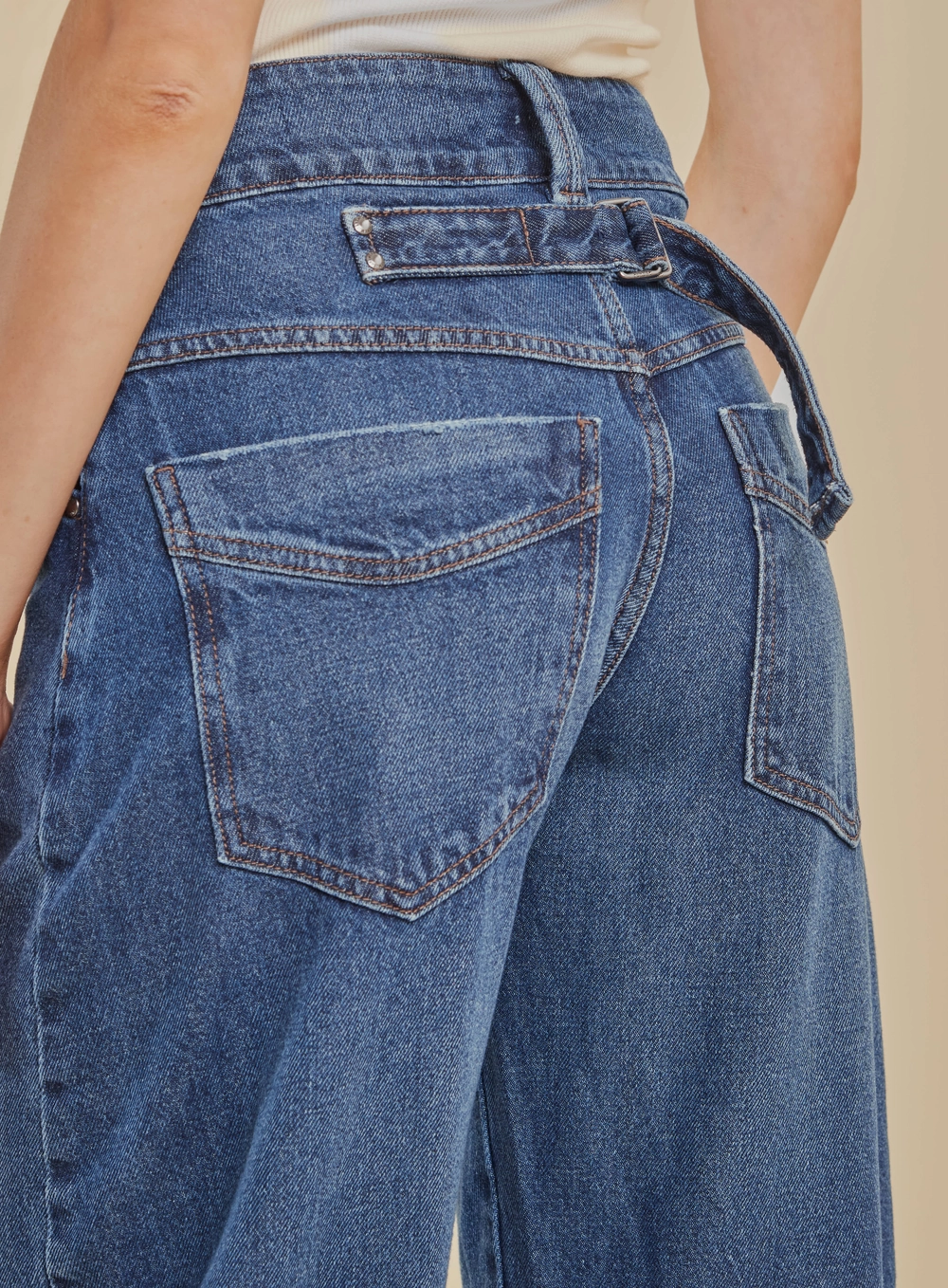 Calça Jeans Barrel Cropped Estonada Com Recortes Índigo 4