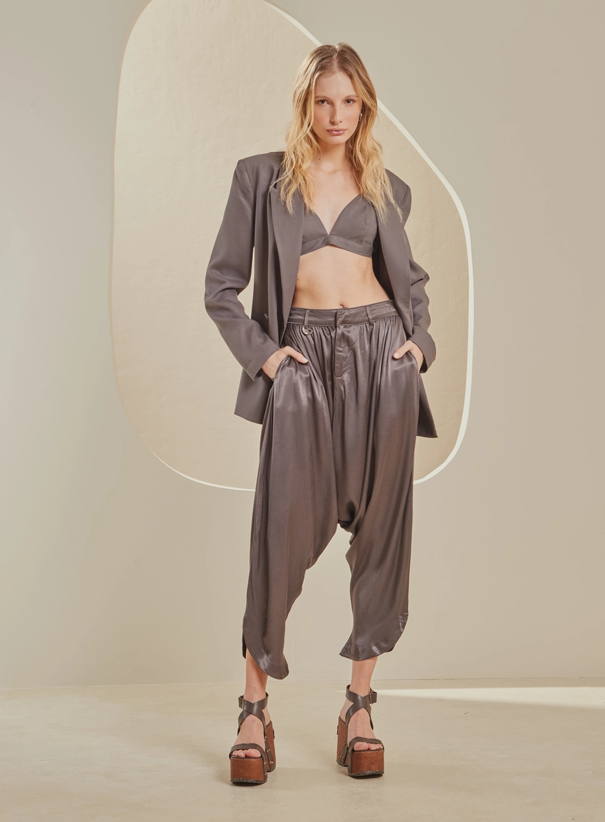 Calça Alfaiataria Ampla Acetinada - Saruel Cinza