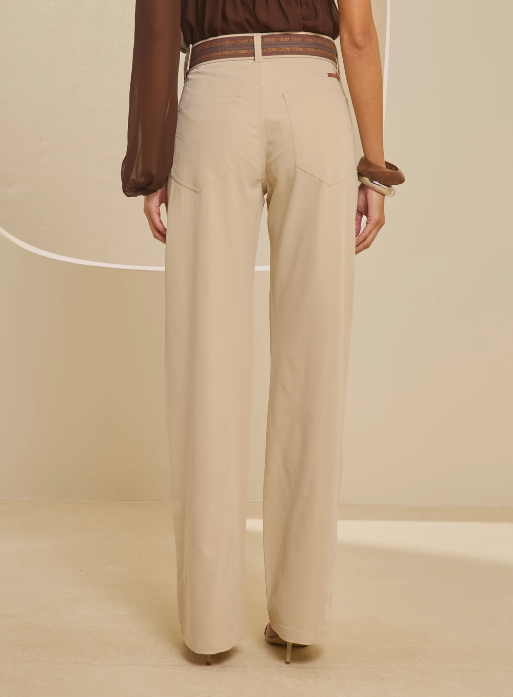 Calça Sarja Alfaiataria Ampla - Bella Stretch Bege 2