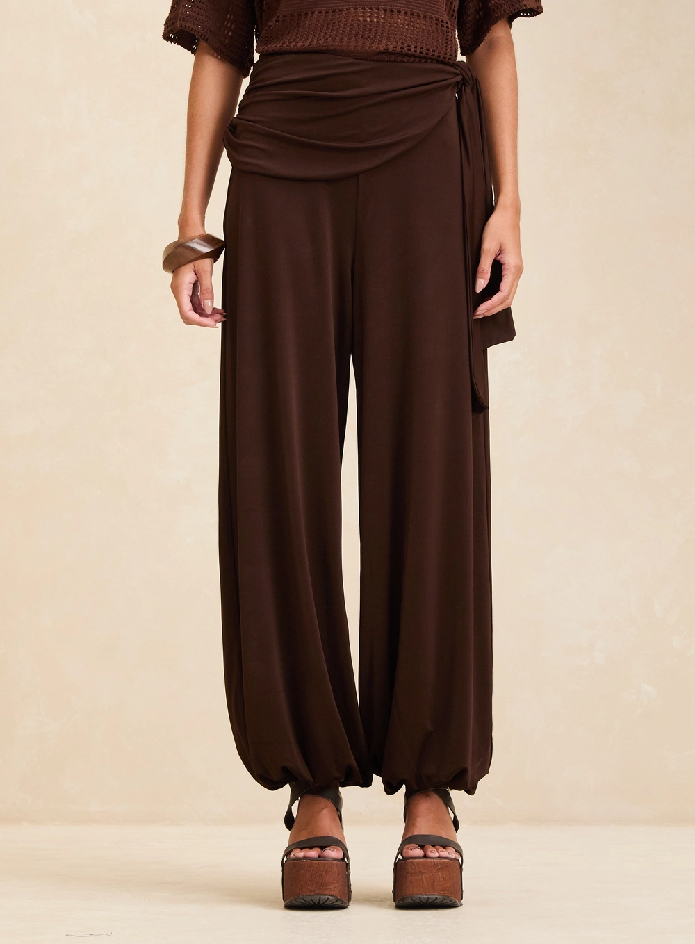 Calça Feminina Ballon Com Detalhe Marrom 3