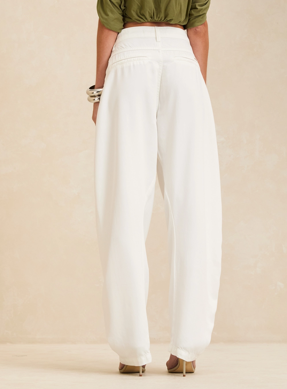Calça Sarja Feminina Barrel Com Detalhe Cintura Off Shell 2