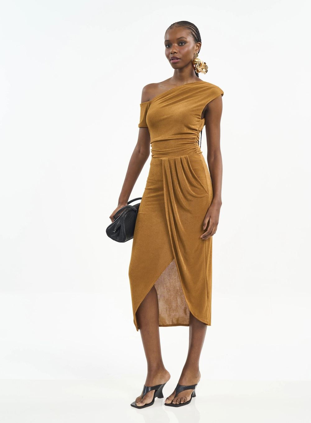 Vestido Midi Ombro Só Com Franzidos E Transpasse Marrom