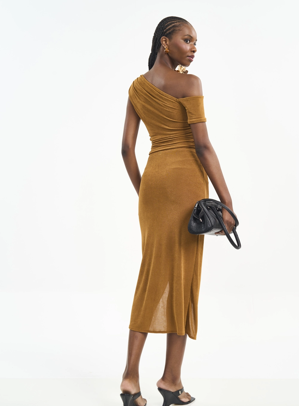 Vestido Midi Ombro Só Com Franzidos E Transpasse Marrom