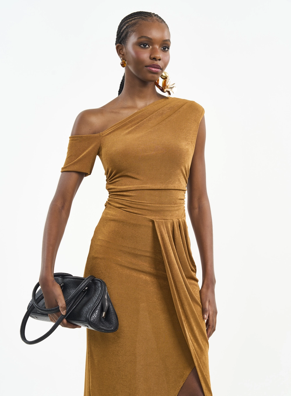 Vestido Midi Ombro Só Com Franzidos E Transpasse Marrom