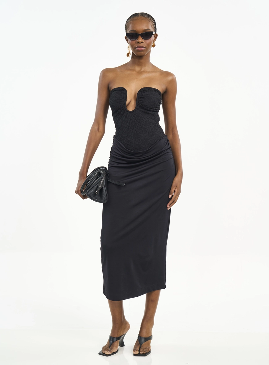 Vestido Midi Tomara Que Caia Com Decote Profundo