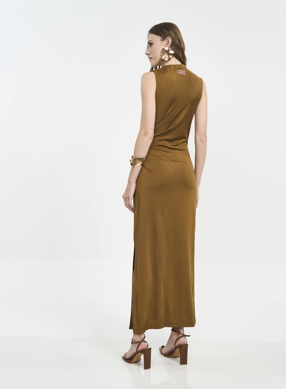 Vestido Longo Com Franzidos E Gola Alta Marrom