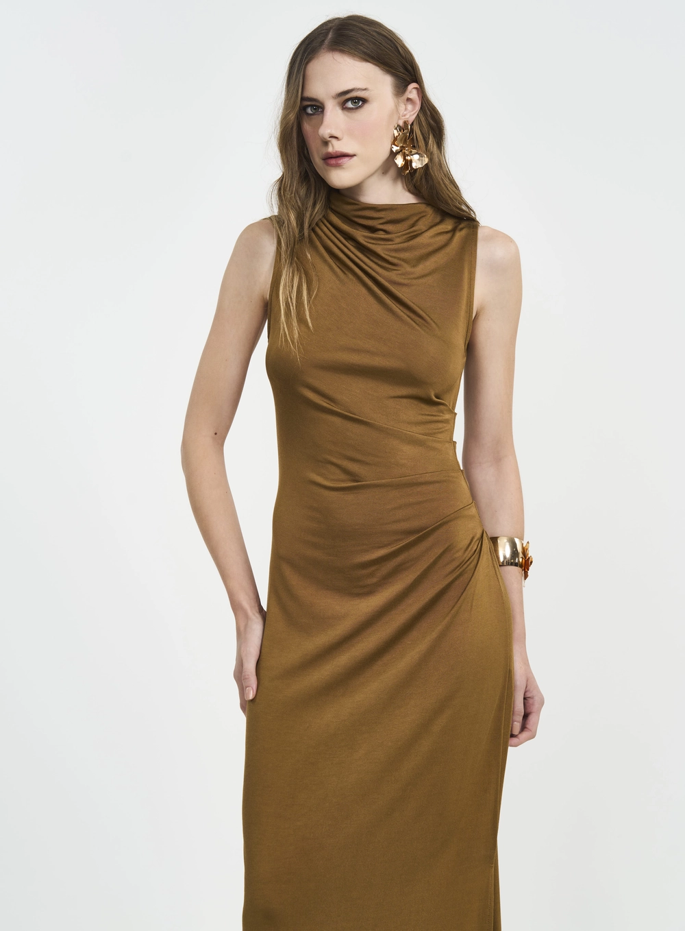 Vestido Longo Com Franzidos E Gola Alta Marrom