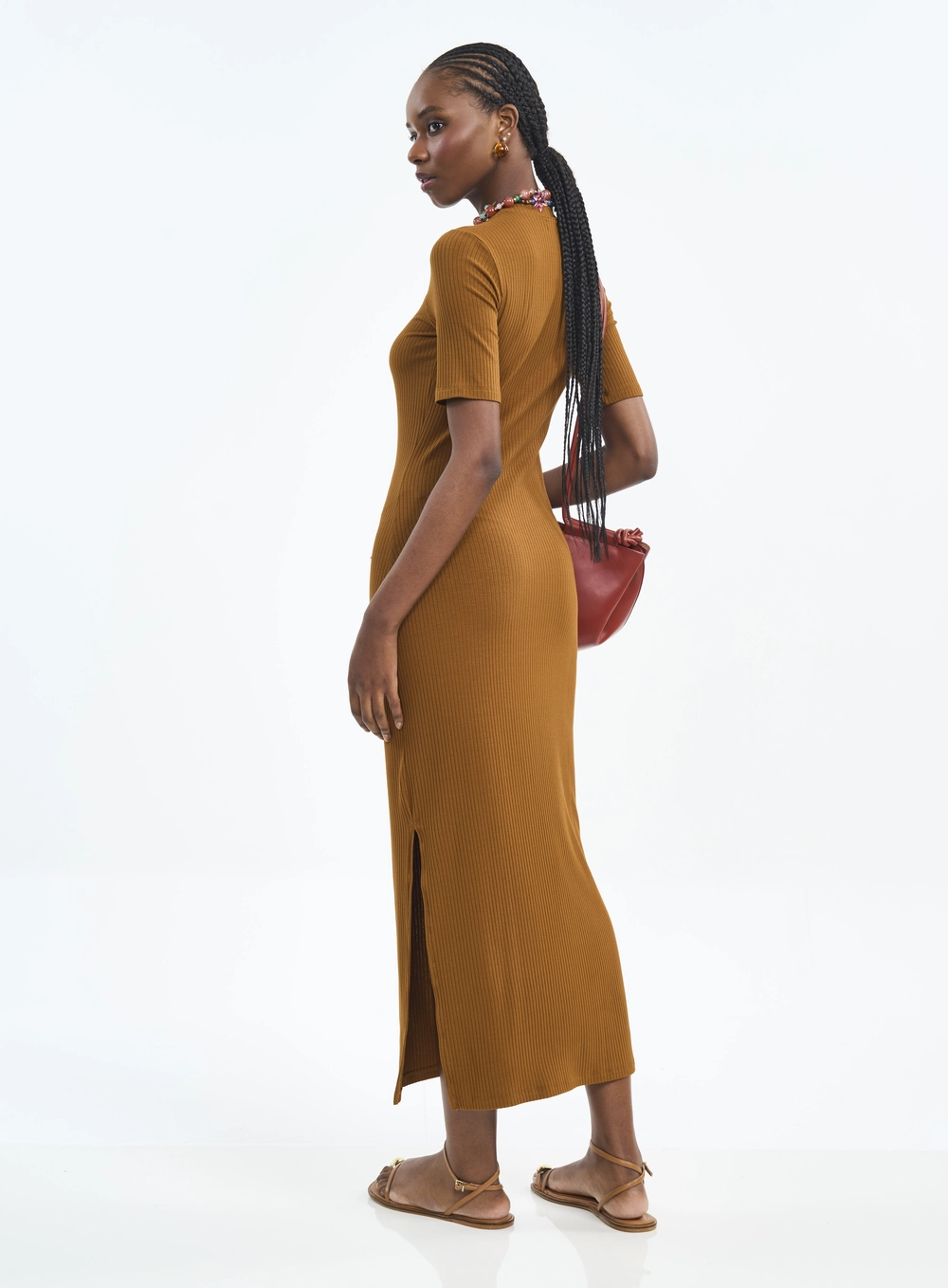 Vestido Midi Com Gola Alta E Fenda Marrom