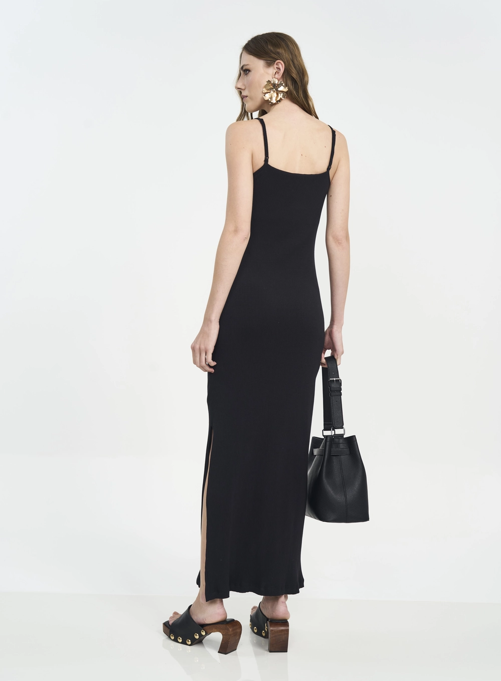 Vestido Longo Canelado Com Alças E Fenda Preto