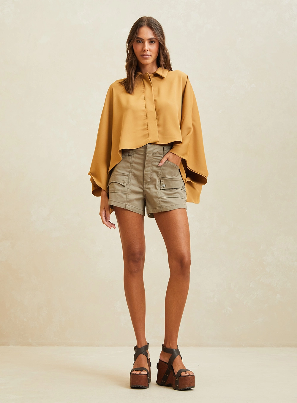 Short Sarja Alfaiataria Com Bolsos Bege 1