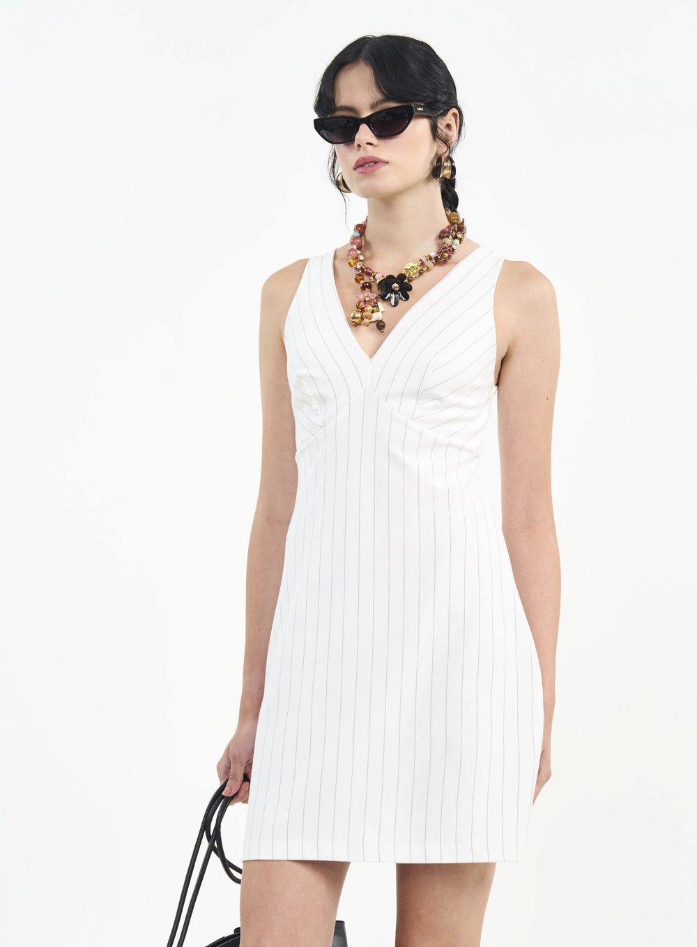 Vestido Curto Com Risca De Giz E Decote V Estampados