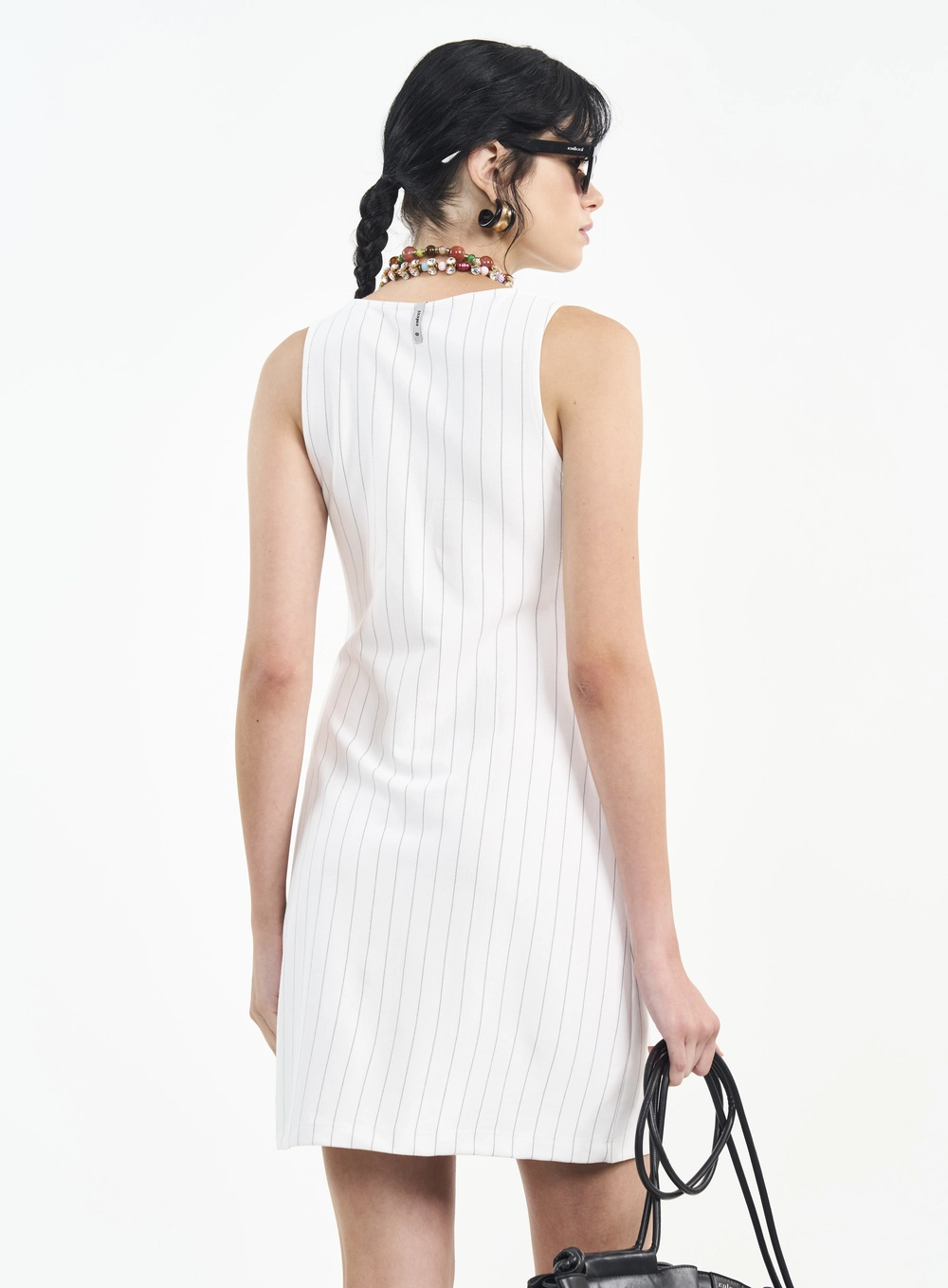 Vestido Curto Com Risca De Giz E Decote V Estampados