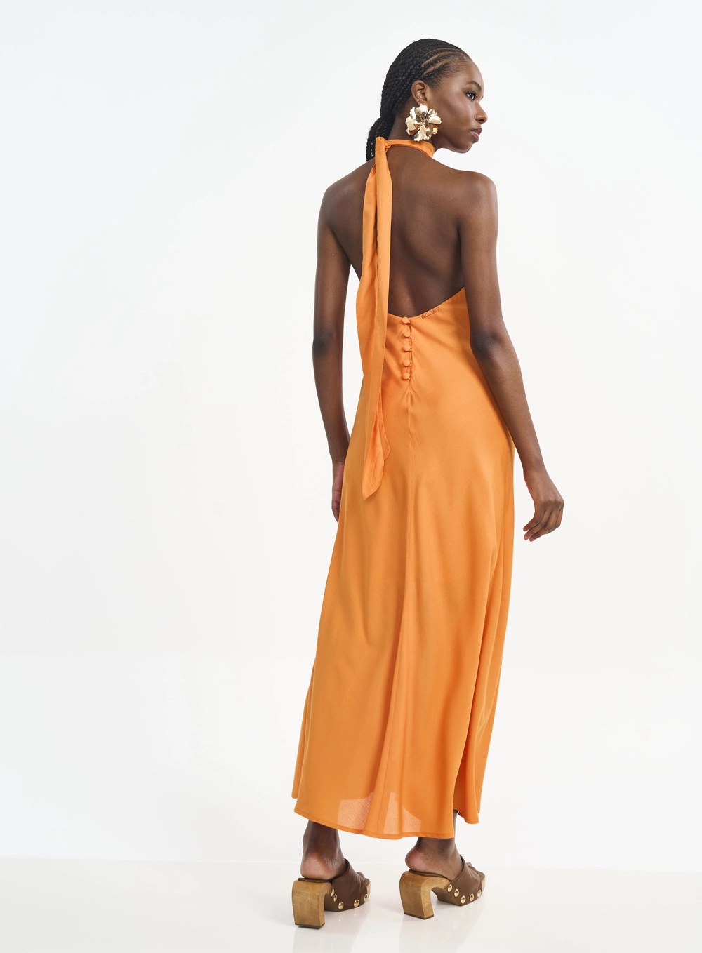 Vestido Longo Gola Alta Com Costas Abertas Laranja