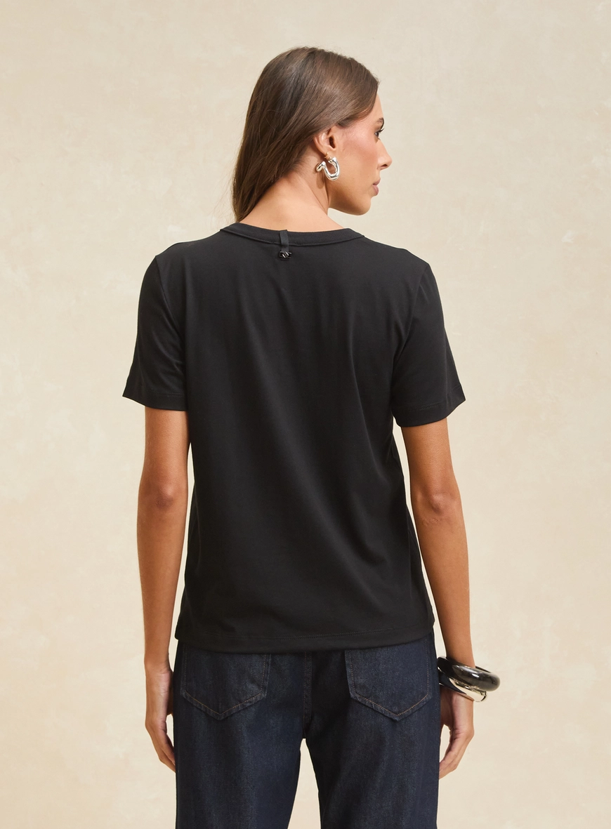 Camiseta Feminina Básica Com Detalhe Frontal Preto
