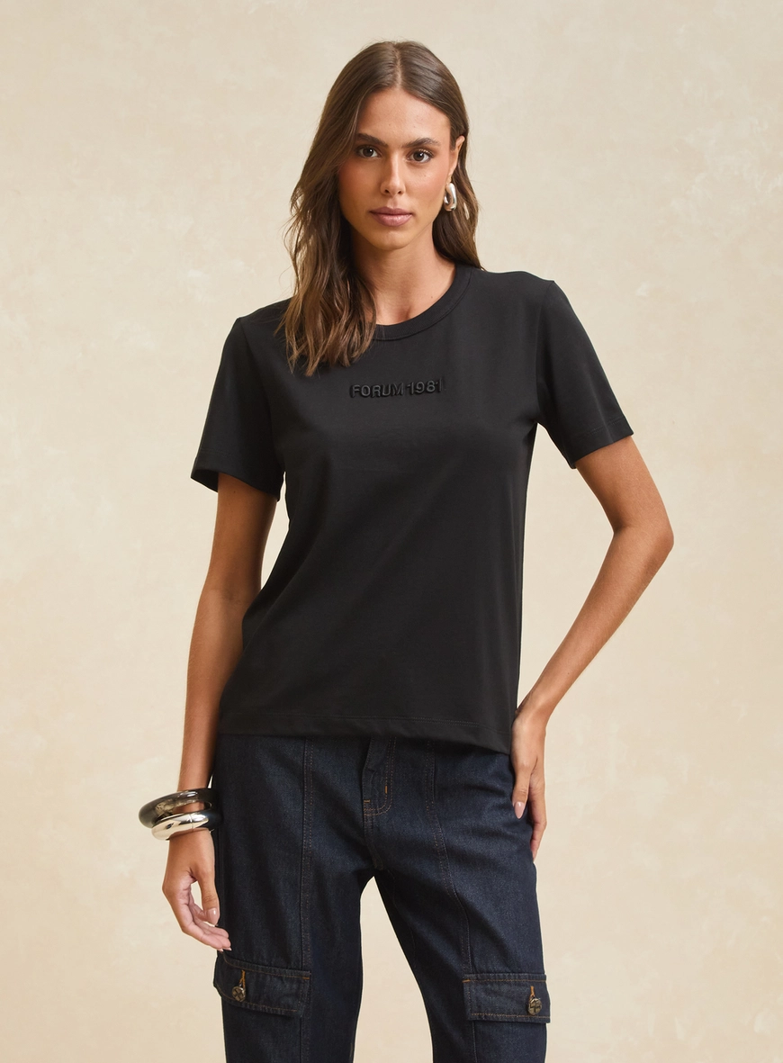 Camiseta Feminina Básica Com Detalhe Frontal Preto