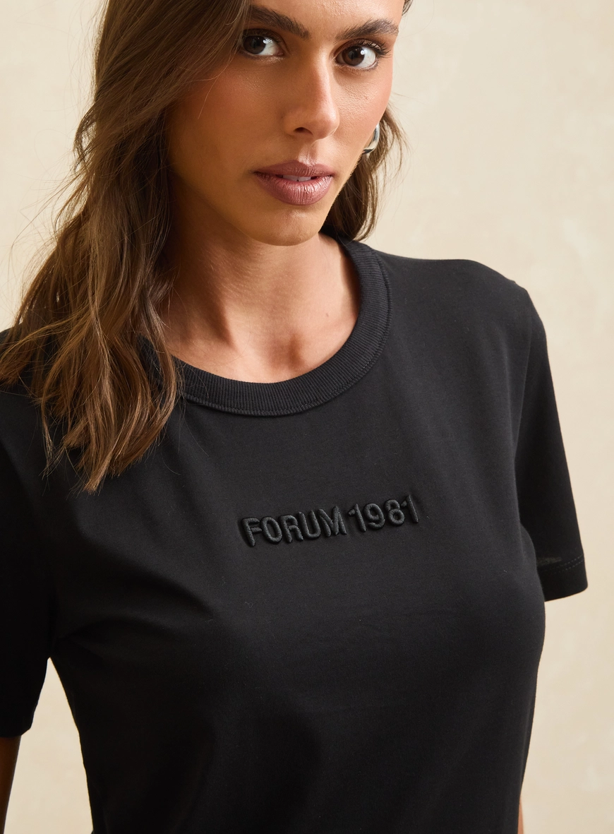 Camiseta Feminina Básica Com Detalhe Frontal Preto