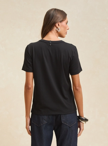 Camiseta Feminina Básica Com Detalhe Frontal