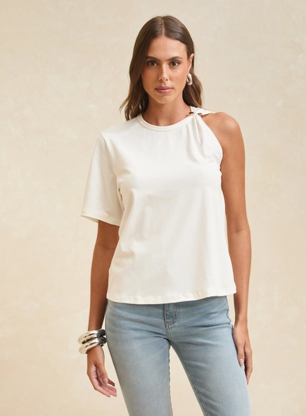 Camiseta Feminina Manga Única Detalhe Metálico