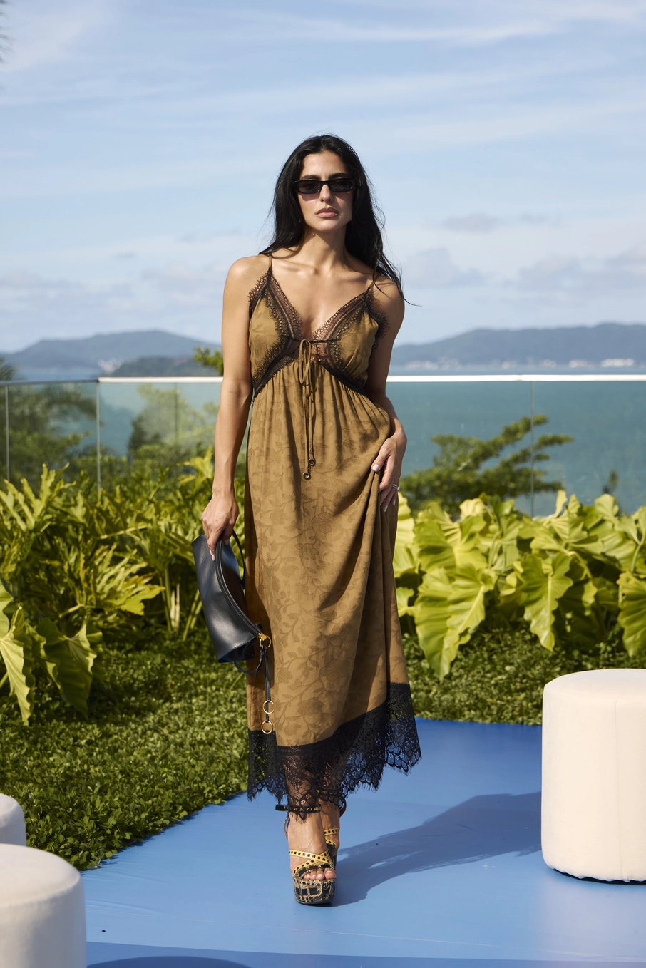 Vestido Longo Com Renda E Textura Floral Marrom