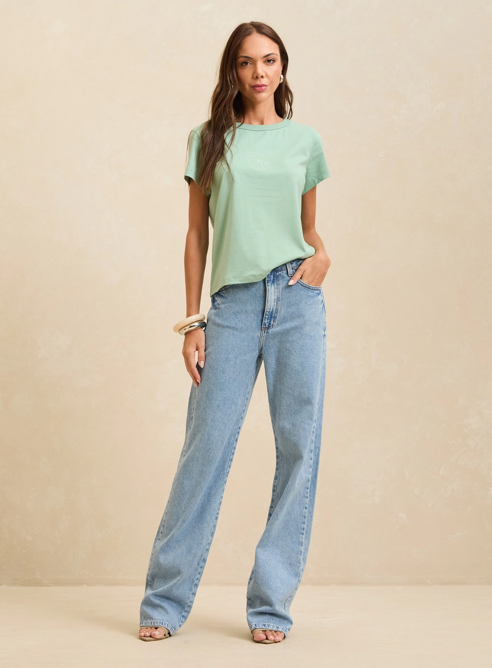 Camiseta Feminina Básica Detalhe Frontal Verde 4