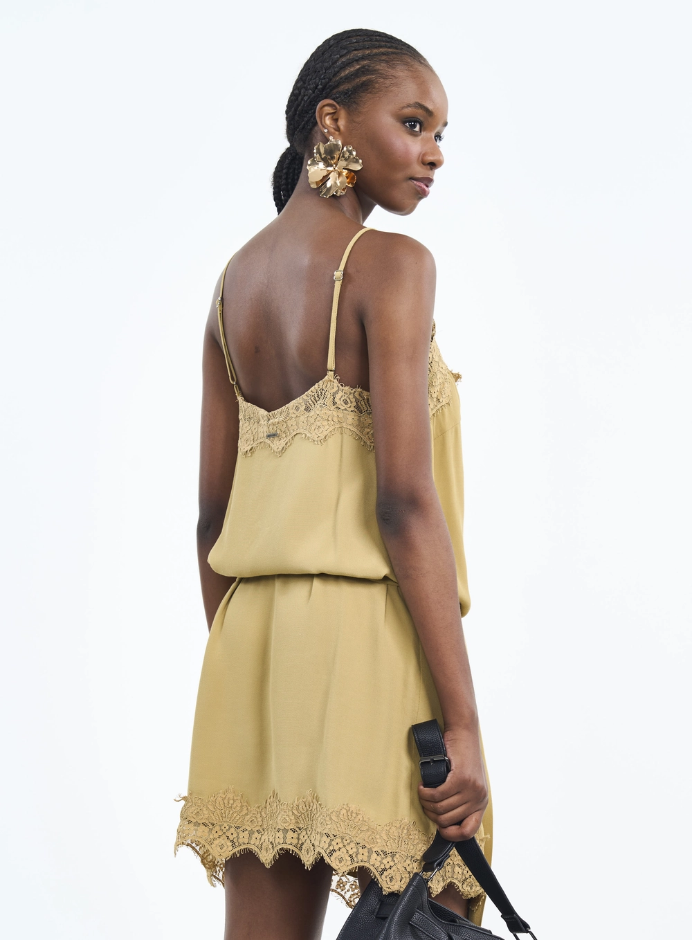 Vestido Curto Com Renda E Faixa Para Amarração Bege Soybean