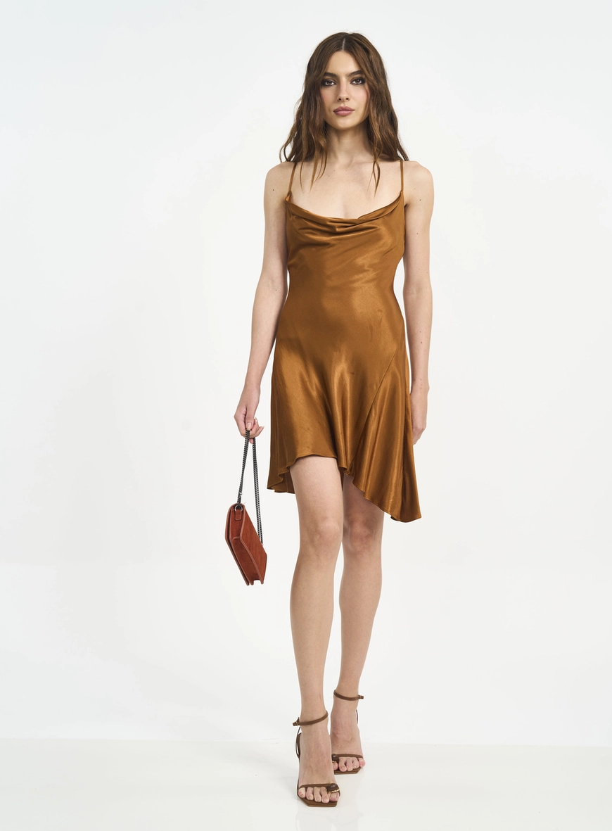 Vestido Curto Com Decote Degagé E Assimetria
