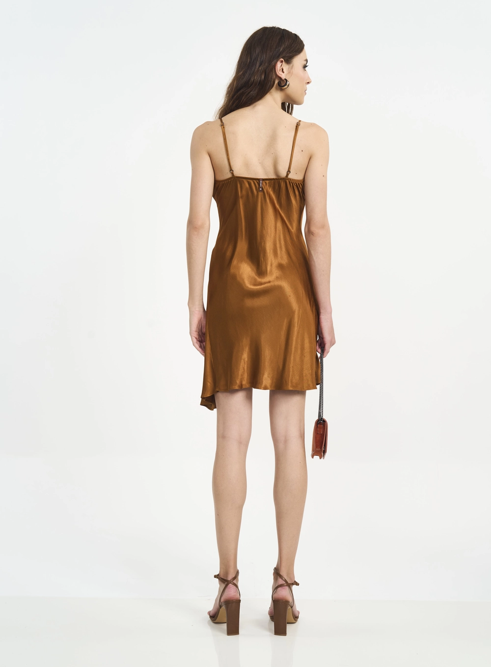 Vestido Curto Com Decote Degagé E Assimetria Marrom