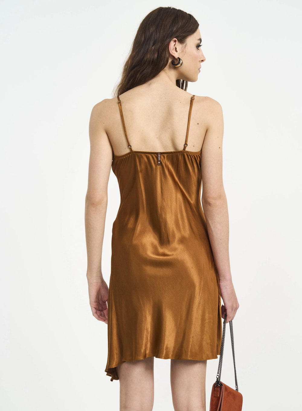Vestido Curto Com Decote Degagé E Assimetria Marrom