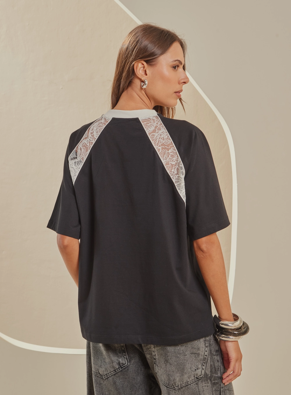 Camiseta Feminina Boy Com Detalhe Renda Preto 2