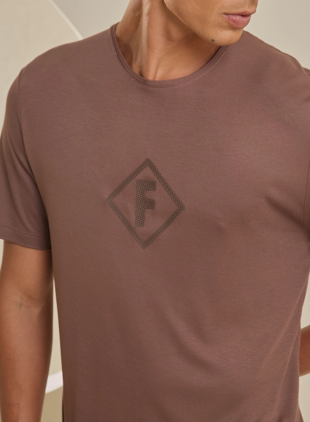 Camiseta Masculina New Box Com Detalhe Frontal Marrom 4