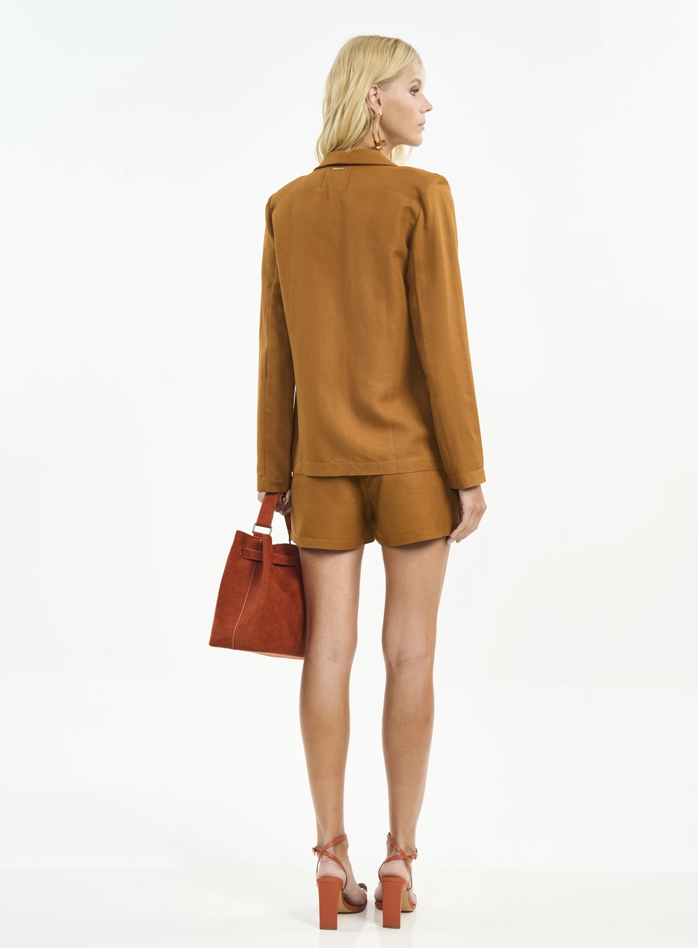 Blazer Feminino Com Gola Xale E Bolsos Marrom