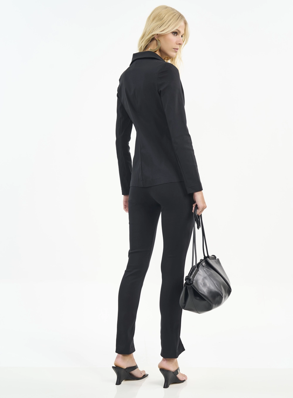 Blazer Feminino Com Lapela E Botão Preto