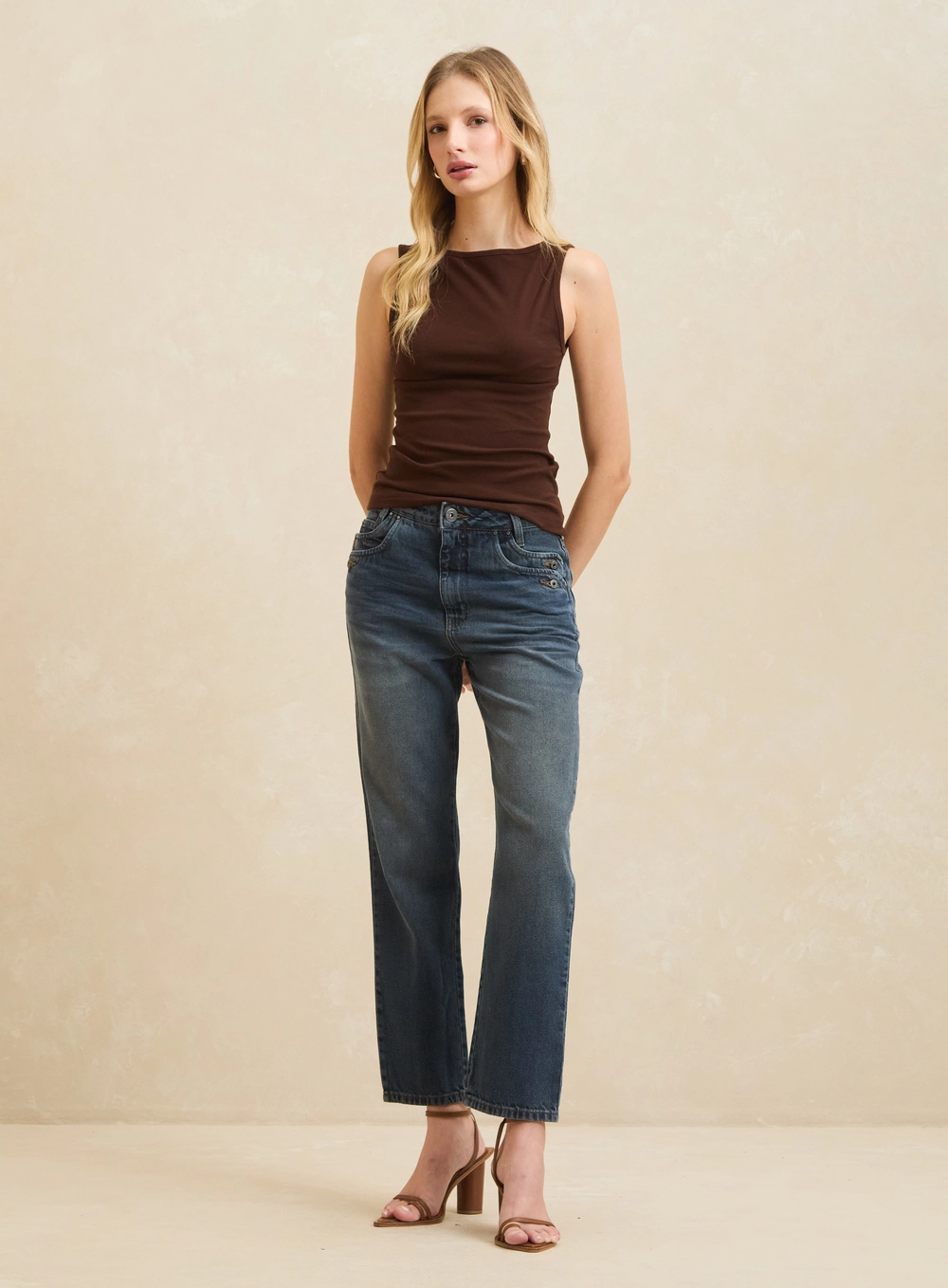 Blusa Justa Básica Marrom 4