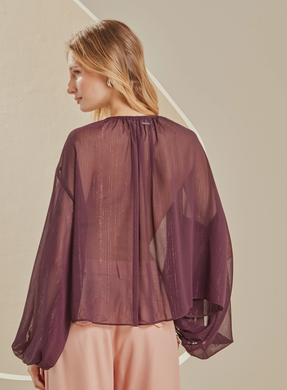 Blusa Ampla Metalizada Translúcida Com Amarração Bordô 2