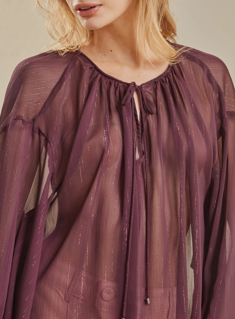 Blusa Ampla Metalizada Translúcida Com Amarração Bordô 3