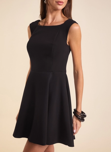 Vestido Curto Slim Evasê