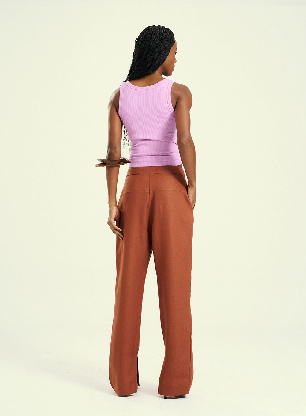 Calça Feminina Reta Com Fenda E Pregas Marrom 2