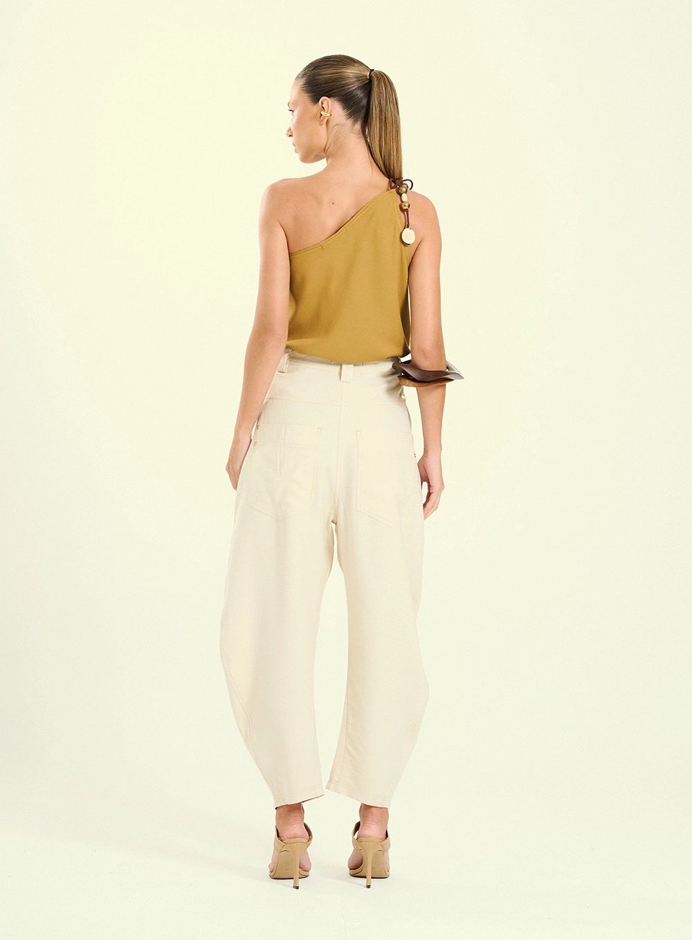 Calça Feminina  Balloon Com Botões E Bolsos Bege 2
