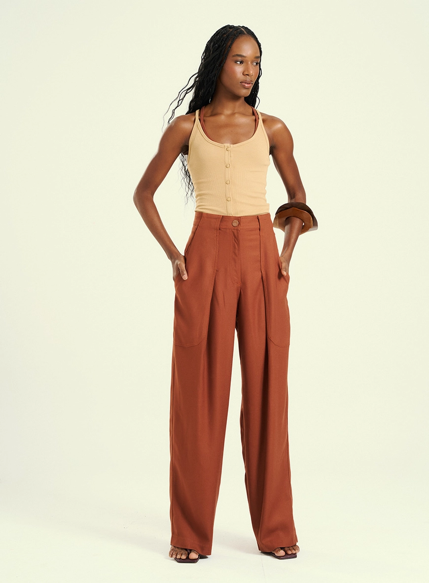 Calça Feminina Wide Leg Com Pregas E Bolsos Marrom 1