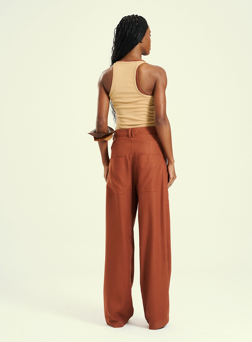 Calça Feminina Wide Leg Com Pregas E Bolsos Marrom 2