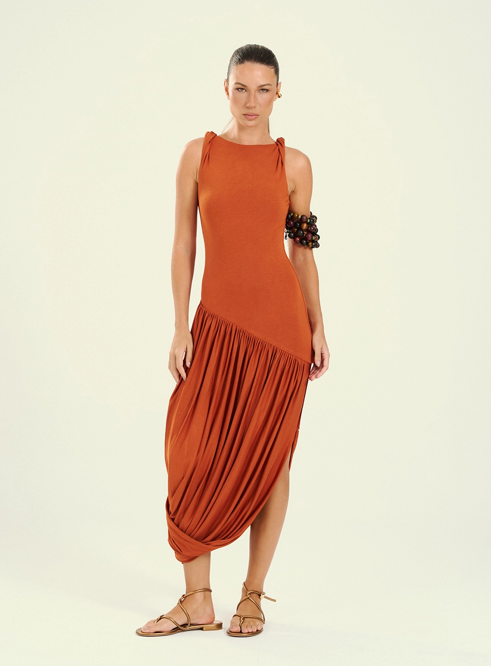 Vestido Feminino Midi Com Recorte Diagonal Marrom 1