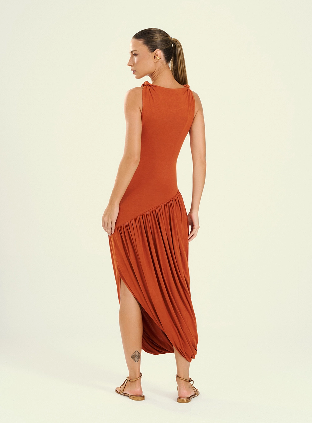 Vestido Feminino Midi Com Recorte Diagonal Marrom 2