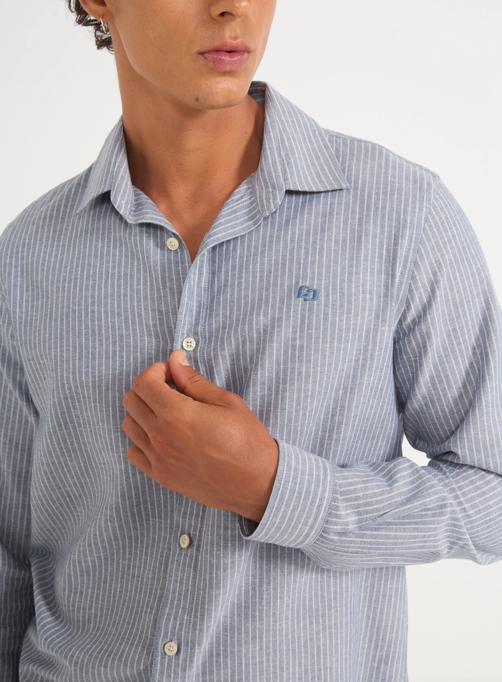 Camisa Masculina Risca De Giz Com Logo Estampados