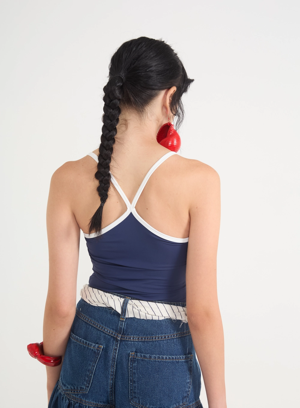 Regata Feminina Bicolor Com Alças Cruzadas E Logo Azul