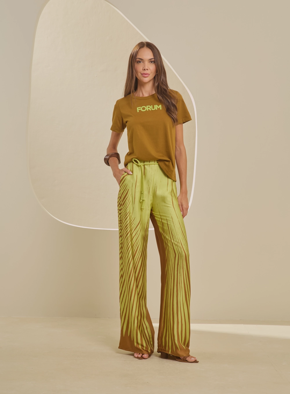 Camiseta Feminina Básica Bordada Marrom 4