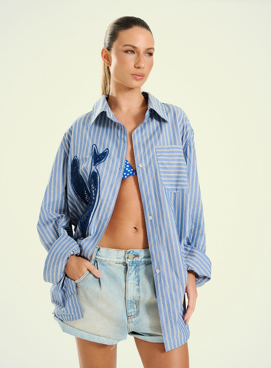 Camisa Feminina Listrada Com Bordado Azul 1