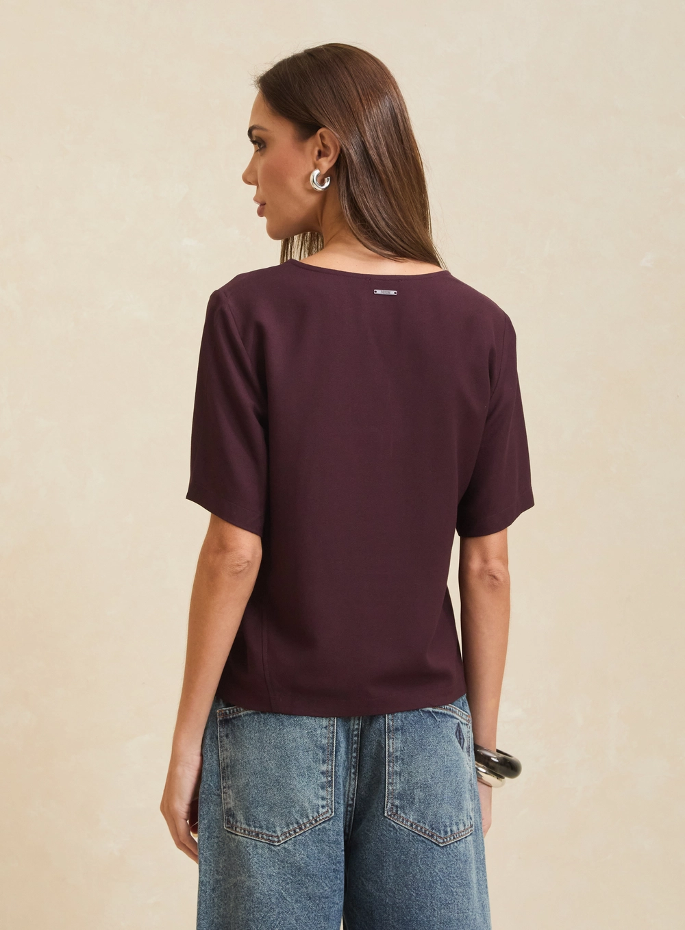 Camiseta Feminina Reta Decote Canoa Marrom 2